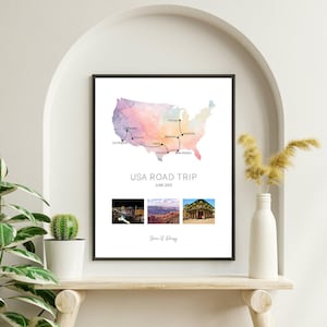 Könnte beinhalten: Gerahmter Druck mit einer Aquarellkarte der USA mit eingezeichneter Roadtrip-Route. Der Druck enthält den Text "USA ROAD TRIP JUNE 2023" und drei kleine Fotos. Der Rahmen ist schwarz.