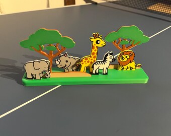 3D printed savannah stand with animals