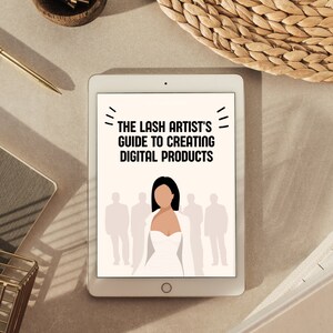 Peut inclure: Une tablette tactile blanche avec un fond blanc et le texte "THE LASH ARTIST'S GUIDE TO CREATING DIGITAL PRODUCTS" en noir. Une femme en robe blanche est au centre de l'écran, avec quatre silhouettes de personnes derrière elle.