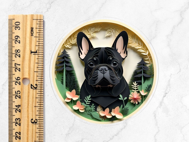 Puede incluir: Un bulldog franc&eacute;s negro con orejas marrones se representa en una obra de arte de estilo recortado en papel. El perro est&aacute; rodeado de hojas verdes y flores rosas.