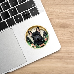 Puede incluir: Una ilustraci&oacute;n de estilo recortado en papel que representa a un bulldog franc&eacute;s negro con pecho blanco. El perro est&aacute; rodeado de hojas verdes, flores rosas y un fondo amarillo.