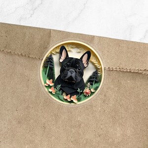 Puede incluir: Un bulldog franc&eacute;s negro con un fondo floral. El perro est&aacute; mirando directamente a la c&aacute;mara. El fondo es un papel verde y marr&oacute;n con flores y hojas.