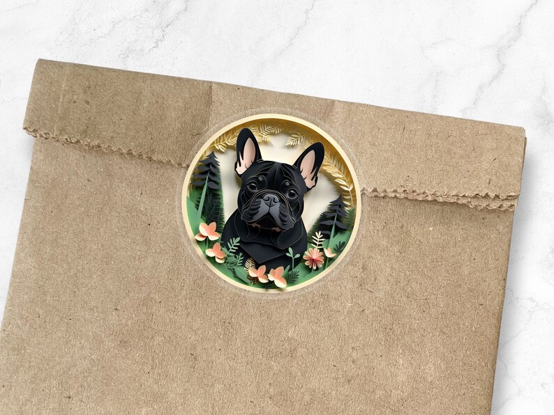 Puede incluir: Un bulldog franc&eacute;s negro con un fondo floral. El perro est&aacute; mirando directamente a la c&aacute;mara. El fondo es un papel verde y marr&oacute;n con flores y hojas.