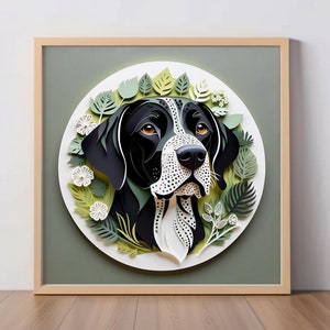 Puede incluir: Una obra de arte enmarcada que presenta un retrato de perro. El perro tiene pelaje blanco y negro, con ojos marrones. La obra está rodeada de hojas verdes y flores blancas, sobre un fondo verde. El marco es de color marrón claro.