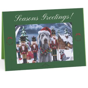 Cartão de Natal Weimaraner 1-ct - Saudações da estação! - Cartão de Natal Weimaraner animado 7" x 5" (1 pc)