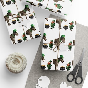 Papier cadeau pour la Saint-Patrick, lévrier irlandais bringé, papier cadeau drôle de chien irlandais avec lutin et pot d'or, décor de race rare