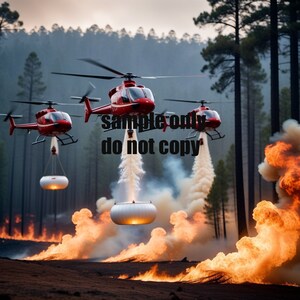 Peut inclure: Trois hélicoptères rouges avec des seaux d'eau larguent de l'eau sur un feu de forêt. Les hélicoptères volent à basse altitude et l'eau crée un grand nuage de fumée.