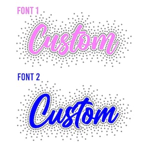 Può includere: Due design di testo "Custom" in diversi caratteri. Il primo è in rosa con un bordo grigio punteggiato e il testo "FONT 1" sopra. Il secondo è in blu con un bordo grigio punteggiato e il testo "FONT 2" sopra. Il tutto su sfondo bianco.
