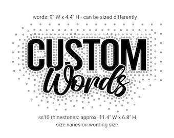 Może przedstawiać: Białe tło z czarnymi słowami "CUSTOM Words" z kropkowaną obwódką. Tekst ma około 22,9 cm szerokości i 11,2 cm wysokości. Cyrkonie mają około 29 cm szerokości i 17,3 cm wysokości.
