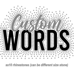Op de afbeelding: Een grafisch ontwerp met de woorden "Custom WORDS" in zwart en grijs. Het woord "Custom" staat in een cursief lettertype en "WORDS" in een vet, schreefloos lettertype. De achtergrond is een patroon van kleine grijze stippen. De tekst "ss10 rhinestones (can be different size stone)" staat onderaan.