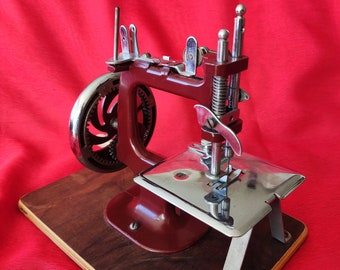 Machine à coudre miniature vintage