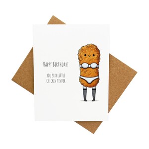 Carte d'anniversaire drôle de poulet tendre - portant un soutien-gorge avec des filets de poisson [Légende : Joyeux anniversaire ! You Sexy Little Chicken Tender] - Livré avec une enveloppe