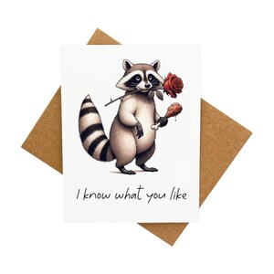 Carte de voeux mignon raton laveur avec du poulet et une rose [Légende : Je sais ce que vous aimez] - Livré avec enveloppe