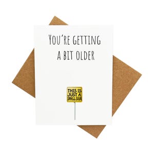 Tarjeta de cumpleaños con letrero amarillo [Subtítulo: Estás envejeciendo un poco. Esto es sólo un pequeño cartel] - Viene con sobre