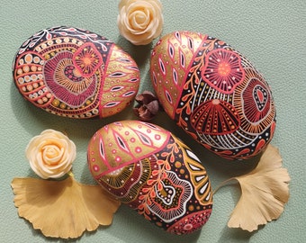 Hand-painted pebbles, decorative objects, unique quality pieces.