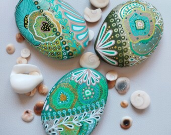 Hand-painted pebbles, decorative objects, unique quality pieces.