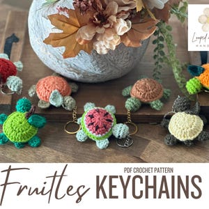 Puede incluir: Patrón de crochet para llaveros de tortuga con temática de frutas. El patrón incluye un llavero de tortuga de sandía, naranja, manzana y piña. El patrón está disponible para descargar en PDF.