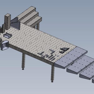 Peut inclure: Un établi en métal avec une surface quadrillée et plusieurs pieds réglables. L'établi est doté d'une série d'étagères en métal sur le côté et d'une rampe en métal s'étendant de l'avant.