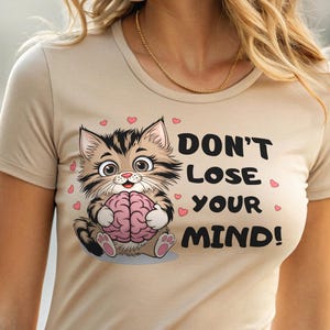 Ne perdez pas la tête - Chat mignon drôle tenant un cerveau PNG | Conception drôle de chemise de chat | 300 ppp sur fond transparent