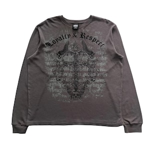 Op de afbeelding: Een grijs longsleeve shirt met een grafische print van een schedel en vleugels. De grafiek bevat de tekst "Loyalty & Respect".
