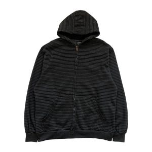 Peut inclure: Un sweat à capuche zippé noir avec un motif rayé. Le sweat à capuche a une capuche à cordon, une poche avant et une fermeture éclair. Le tissu semble être un matériau doux et de poids moyen.