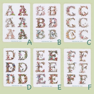 Folha de adesivos - Floral Letter Magic: Adicione um toque pessoal com iniciais elegantes e flores desabrochando ｜Embrulho para presente ｜Diário ｜Planejador ｜Álbum de recortes