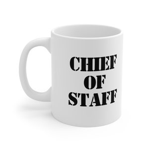 Puede incluir: Taza de café de cerámica blanca con texto negro que dice "CHIEF OF STAFF".