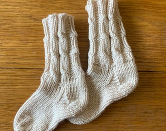 Chaussettes en coton crème avec jambe extra longue, faites main, tricotées avec du fil de coton, cadeau de baby shower