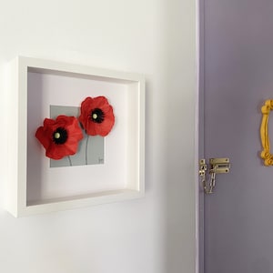 Papavero. Cornice di fiori di carta. Composizione floreale in cornice spessa, da posizionare o appendere. Scatola delle ombre.