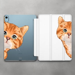 Puede incluir: Una funda blanca para iPad con un lindo gato tabby naranja asomándose por detrás de la funda. La funda tiene una solapa que se pliega sobre la parte delantera del iPad. El iPad está etiquetado como "iPad Air".