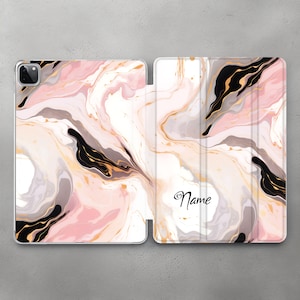 Könnte beinhalten: Eine iPad-Hülle mit einem Marmormuster in Rosa, Weiß und Schwarz und einem goldenen Akzent. Die Hülle hat eine Klappklappe mit dem Wort "Name" in Gold.
