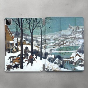 以下が含まれることがあります： 遠くの村を背景にした冬の風景を描いた絵画。手前に犬と歩く人々のグループと、茅葺き屋根の小さな家がある。絵画は、茶色、灰色、白の落ち着いた色合いで描かれている。