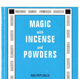 Puede incluir: Una cubierta de libro azul con el título "Magia con incienso y polvos" y el subtítulo "850 rituales y usos con cantos y oraciones". El nombre del autor, "Anna Riva", está impreso debajo del subtítulo. La cubierta tiene un borde con las palabras "Incienso", "Arenas", "Polvos", "Sachets" y "Elementos" repetidas alrededor de los bordes.