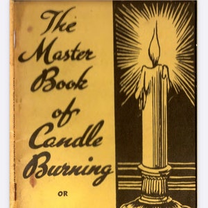 Puede incluir: Una cubierta de libro amarilla con el título "The Master Book of Candle Burning or How to Burn Candles for Every Purpose" de Herri Gamache. La cubierta presenta una ilustración en blanco y negro de una vela con una llama.