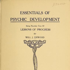 Może przedstawiać: Czarno-biała okładka książki z tytułem "Essentials of Psychic Development" i podtytułem "Being Number Two Of Lessons of Progress" autorstwa "Will J. Erwood". Okładka zawiera również ozdobny wzór ze stylizowanym motywem kwiatowym.