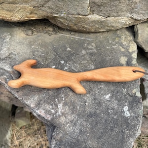 Puede incluir: Un juego de tres tazas de cerámica con un acabado mate moteado. Las tazas son de color crema, gris claro y gris oscuro. Cada taza tiene un diseño simple y minimalista.