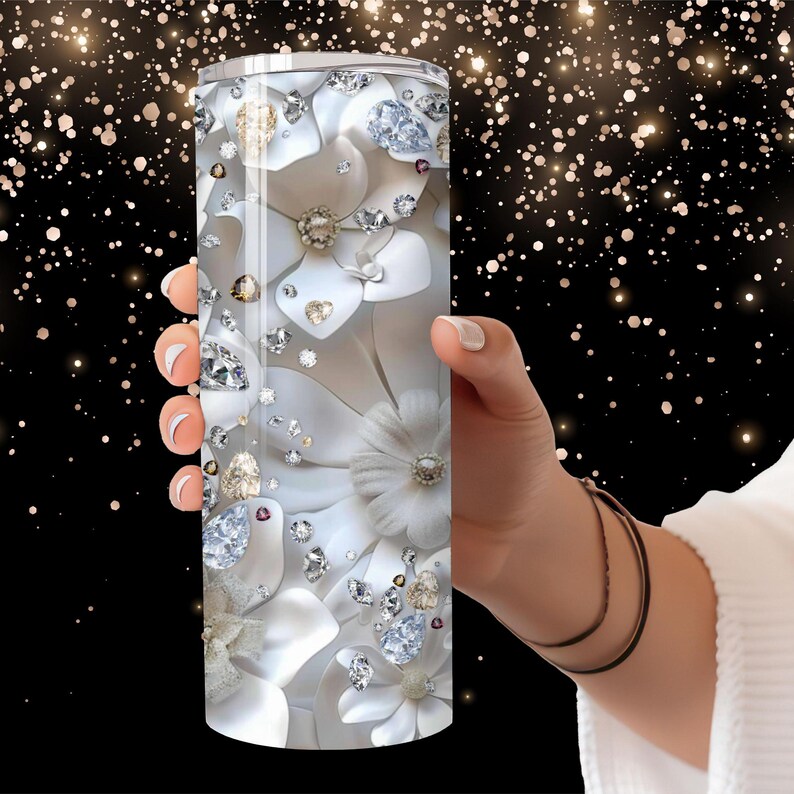 Pu&ograve; includere: Un bicchiere in acciaio inossidabile bianco con un design floreale con fiori bianchi e strass scintillanti.