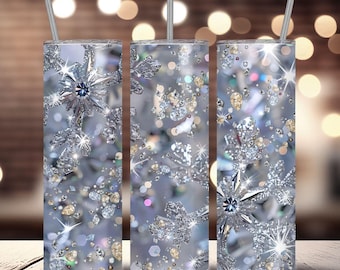 Può includere: Tre bicchieri in acciaio inossidabile argentati con un design a fiocco di neve scintillante. I bicchieri hanno uno sfondo di glitter argentato con fiocchi di neve bianchi e accenti di glitter argentato.