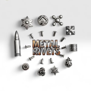 Puede incluir: Un surtido de remaches metálicos plateados de varias formas, incluyendo estrellas, picas y cruces, dispuestos alrededor del texto "METAL RIVETS". Los remaches están diseñados para fines decorativos.