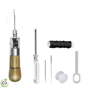 Puede incluir: Un kit de herramientas de artesan&iacute;a en cuero con una lezna de coser con mango de madera, un destornillador transparente, agujas, hilo negro y otros accesorios. El kit est&aacute; dise&ntilde;ado para trabajos en cuero y proyectos de artesan&iacute;a.