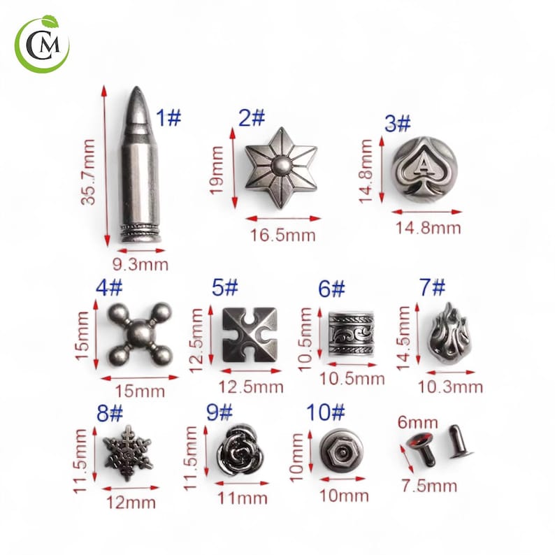 K&ouml;nnte beinhalten: Eine Sammlung silberfarbener Metallnieten und -stifte in verschiedenen Formen, darunter eine Kugel (35,7 mm), ein Stern (19 mm), ein Pik-Symbol (14,8 mm), ein Kreuz (15 mm), ein Puzzleteil (12,5 mm), ein Zylinder (10,5 mm), eine Flamme (14,5 mm), ein Schneeflocke (11,5 mm), eine Rose (11,5 mm) und ein runder Niet (10 mm).