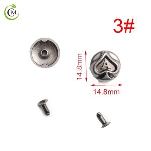 K&ouml;nnte beinhalten: Silberfarbener Metallknopf mit einem Pik-Ass-Design, mit einem Durchmesser von 14,8 mm. Das Bild zeigt die Vorder-, R&uuml;ck- und Seitenansichten des Knopfes sowie den Text "3#".