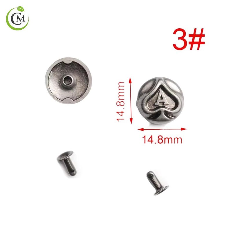 K&ouml;nnte beinhalten: Silberfarbener Metallknopf mit einem Pik-Ass-Design, mit einem Durchmesser von 14,8 mm. Das Bild zeigt die Vorder-, R&uuml;ck- und Seitenansichten des Knopfes sowie den Text "3#".