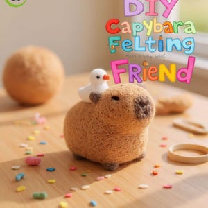Può includere: Un kit fai-da-te per infeltrimento di capibara con un capibara in feltro e un piccolo uccello bianco sulla schiena. Il testo "DIY Capybara Felting Friend" è visualizzato in lettere colorate. La scena è ambientata su una superficie di legno con coriandoli colorati.
