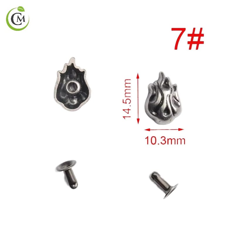 K&ouml;nnte beinhalten: Silberfarbene Metallnieten in Flammenform. Die Nieten messen 1,45 cm in der H&ouml;he und 1,03 cm in der Breite. Die Nummer 7# ist rot auf der oberen rechten Seite aufgedruckt. Zum Befestigen an Stoff oder Leder.