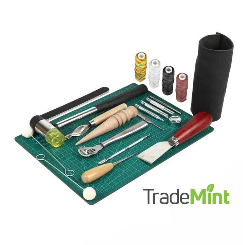 Peut inclure: Kit d'outils de maroquinerie avec un tapis de coupe vert, un marteau, des poin&ccedil;ons, un outil de couture, un &eacute;bauchoir &agrave; cuir et des bobines de fil cir&eacute;. Le kit comprend &eacute;galement un petit &eacute;tui en cuir noir rond.