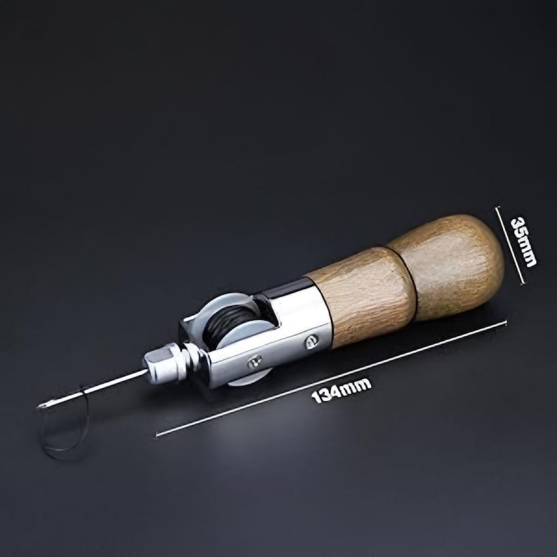Puede incluir: Una lezna de costura de cuero con mango de madera y cuerpo de metal plateado. La lezna mide 13,4 cm de largo y 3,5 cm de ancho. Tiene una aguja y una bobina de hilo negro. La herramienta est&aacute; dise&ntilde;ada para coser cuero y otros materiales.