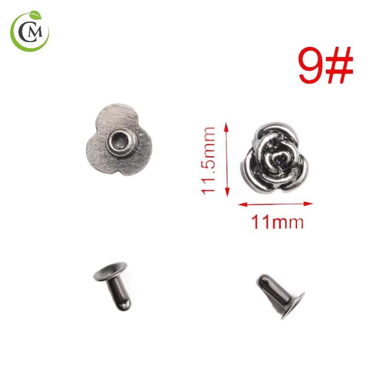 K&ouml;nnte beinhalten: Silberfarbene Metallnieten in Rosenform, 11 mm breit und 11,5 mm hoch, mit passendem Nietr&uuml;cken. Die Nummer "9#" ist in Rot dargestellt. Ideal f&uuml;r Lederarbeiten, Kleidung und Accessoires.