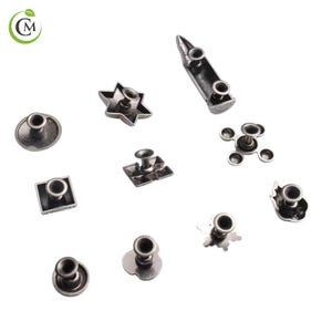 K&ouml;nnte beinhalten: Eine Sammlung von silberfarbenen Metallnieten in verschiedenen Formen, darunter ein Stern, ein Quadrat und eine Blume. Die Nieten haben ein Stift- und Kappendesign, geeignet zum Befestigen an Stoff oder Leder. Die Nieten sind auf einer wei&szlig;en Oberfl&auml;che verstreut.