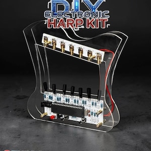 Könnte beinhalten: Ein DIY-Elektronik-Harfen-Bausatz mit einem transparenten Acrylrahmen. Das Set enthält Leiterplatten, Knöpfe und Anschlüsse. Der Text "DIY Electronic Harp Kit" und "STEM Gift" ist im Bild zu sehen.
